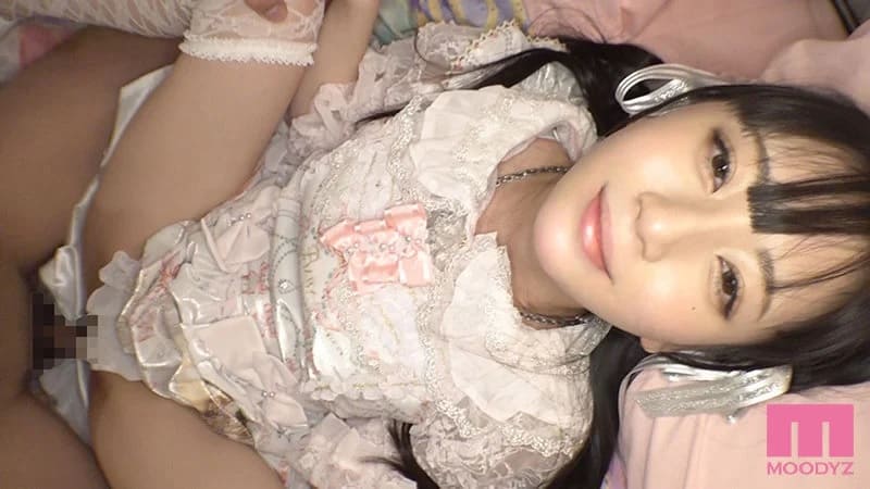 ロリ衣装にコスプレした七沢みあが姉に群がる男を痴女るパンツずらしハメ着衣セックス